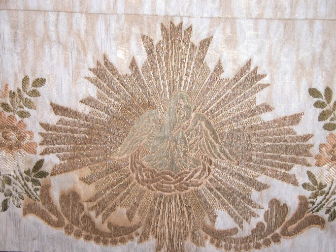 Détail du motif central : le pélican mystique.