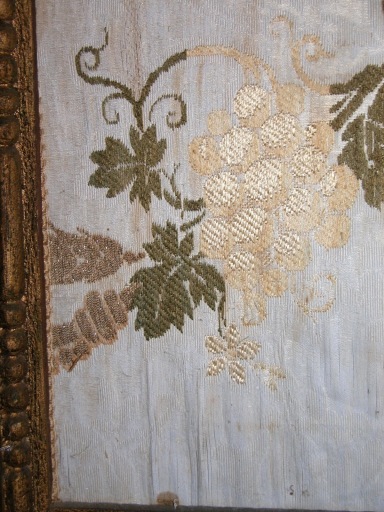 Détail du motif de vigne sur le côté gauche.