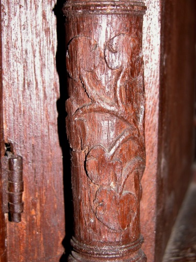 Détail du décor végétal sculpté en partie basse des colonnettes.