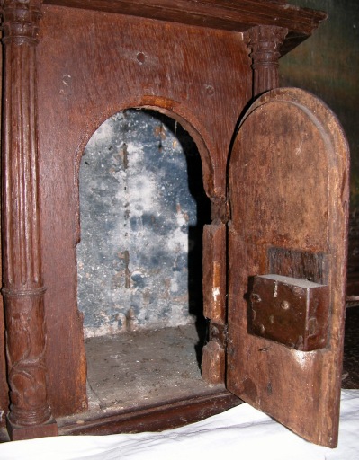 Porte ouverte et intérieur du tabernacle.