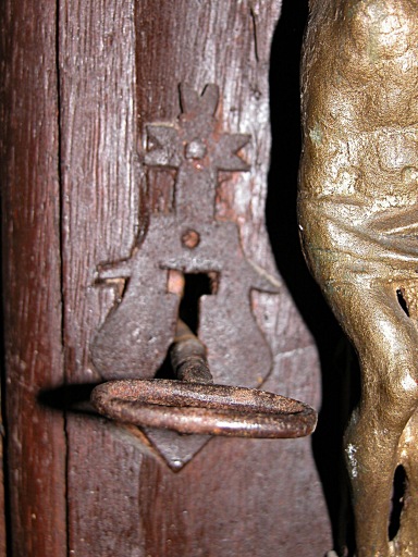 Détail de l'entrée de serrure sur la porte du tabernacle.
