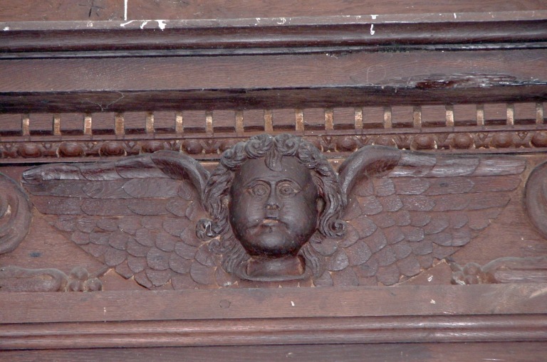 Tête d'angelot au centre de l'architrave.