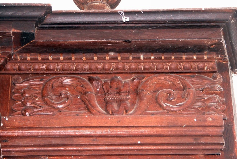 Motif de feuillage sur le côté sud de l'architrave.