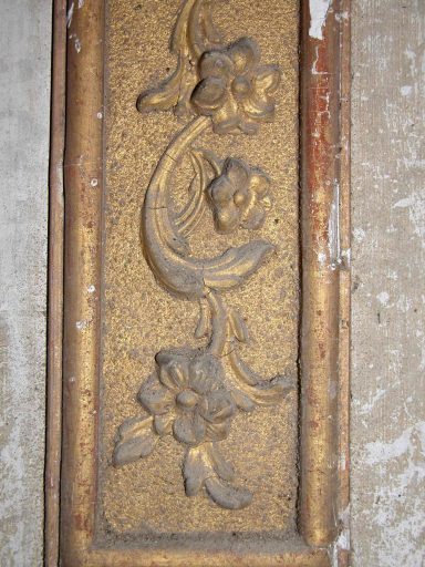 Détail de la frise de fleurs sur l'aile droite du tabernacle.