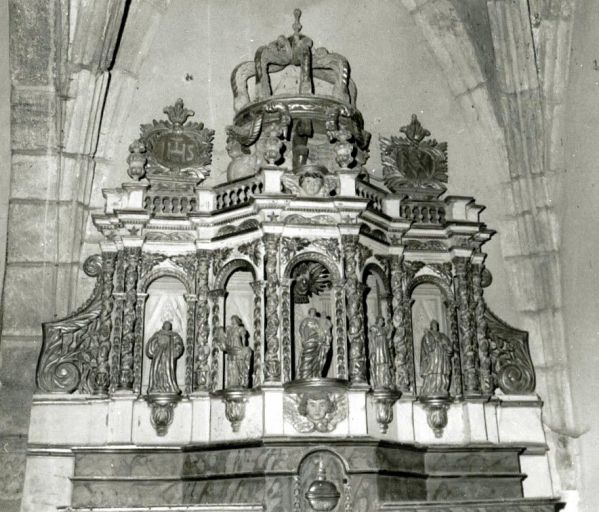 Vue de l'exposition avant détérioration et des médaillons de couronnement du tabernacle en place.