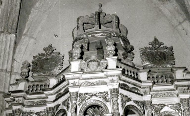 Vue rapprochée de l'exposition avant détérioration et des médaillons de couronnement du tabernacle en place.