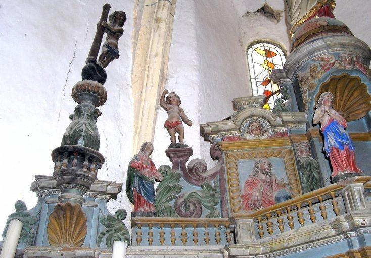 Détail du motif d'amortissement de l'aile gauche du tabernacle, et de la partie gauche de l'exposition, avant restauration.