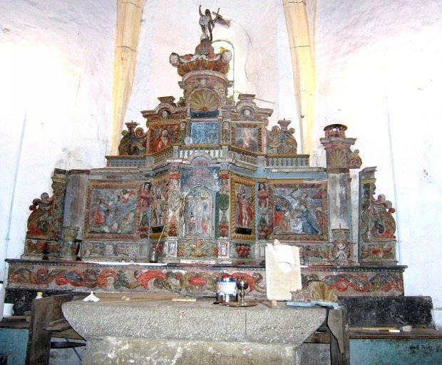 Détail de la table d'autel en pierre à l'intérieur de l'autel en bois, pendant restauration.