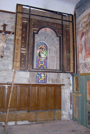 Retable, travée latérale gauche : vue du système d'ouverture des parties hautes du retable, aménagé pour l'accès aux peintures murales sur le mur du chevet. - © Monuments historiques ; © Conservation des Antiquités et Objets d'Art de la Corrèze