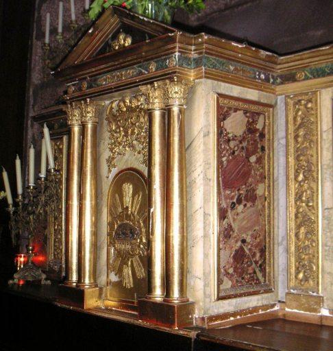 Côté droit de l'armoire eucharistique.