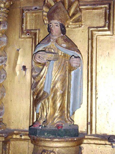 Statuette de saint évêque imberbe dans la niche de l'aile gauche du tabernacle.