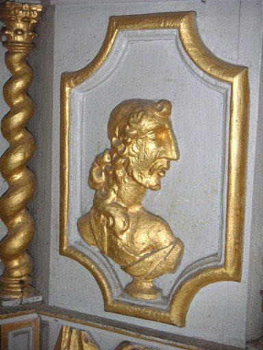 Buste du Christ, sur le pan gauche de l'armoire eucharistique.
