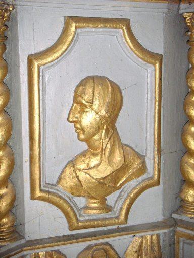 Buste de la Vierge, sur le pan droit de l'armoire eucharistique.
