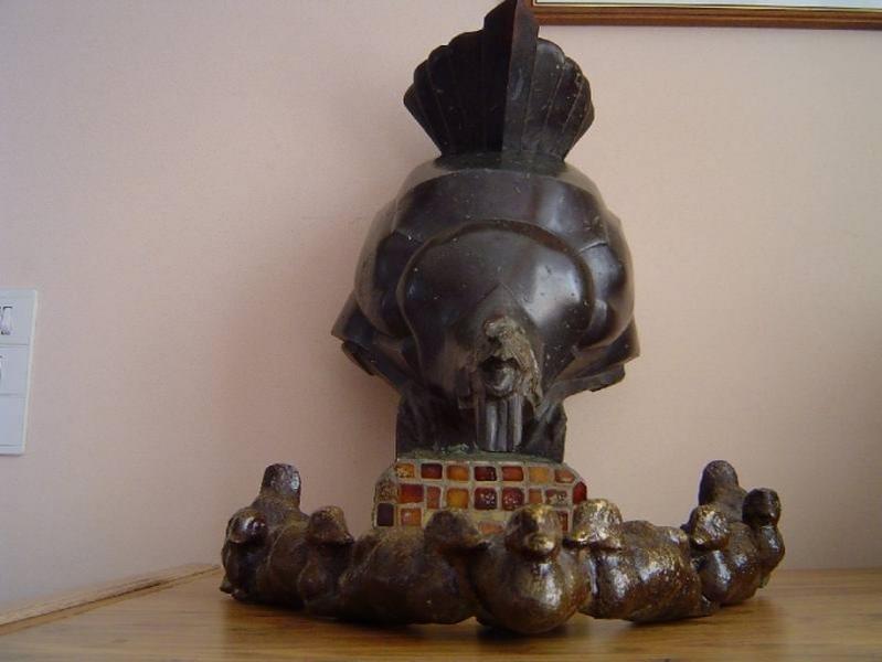 Vue de face du coq de bruyère et des sept canetons.