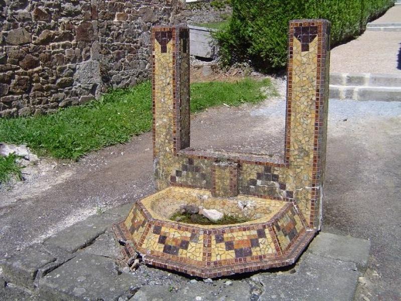 Vue de la fontaine avec coq de bruyère et canetons.