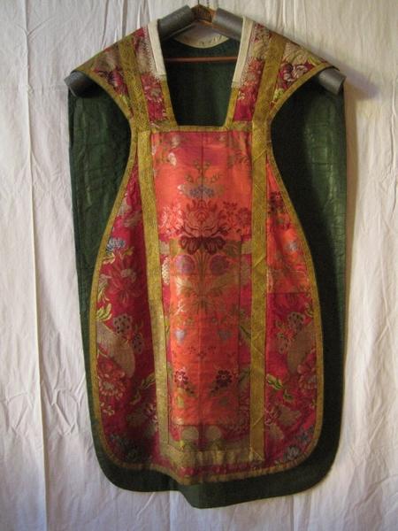 Vue de face de la chasuble.