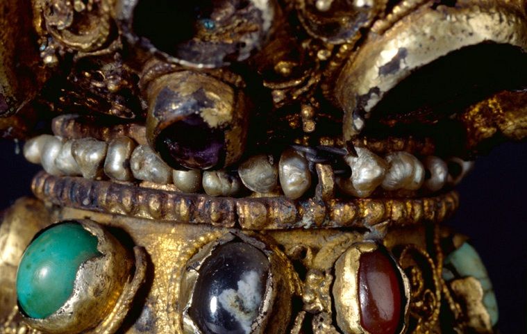 Détail de la rangée de perles baroques à la jonction du pied et du noeud.