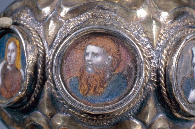 Détail d'un médaillon émaillé du noeud du calice : apôtre roux, à longue barbe et manteau bleu.