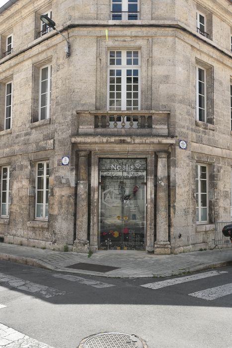 Immeuble : Façades sur rue, vue partielle