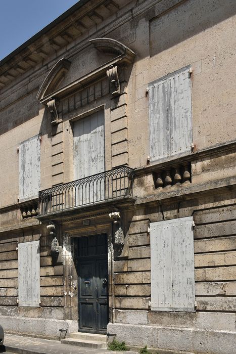 Immeuble : Façade sur rue, vue partielle