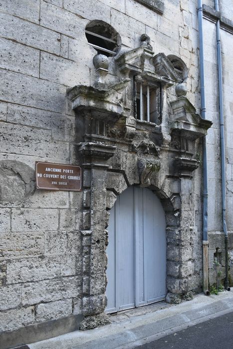 Immeuble : Porte d'accès sur rue, vue générale