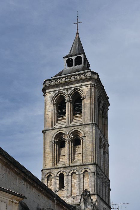 Eglise Saint-Léger : Vue générale du clocher