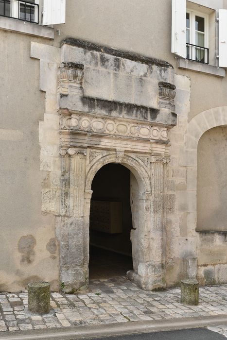 Immeuble : Porte d'accès sur rue, vue générale