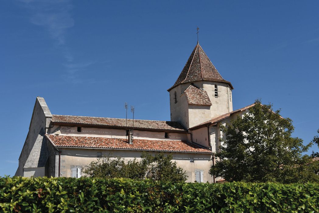 Eglise Saint-Pierre : Façade latérale sud, vue partielle