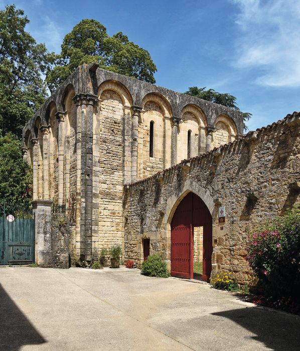 Ancienne abbaye : Ruines de la nef de l'église abbatiale, vue partielle