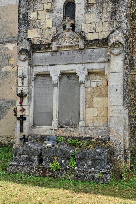 Eglise : Monument funéraire des familles Lajeunie, Warin, Champagne et Papillaud situé dans le cimetière contre la façade latérale nord, vue générale