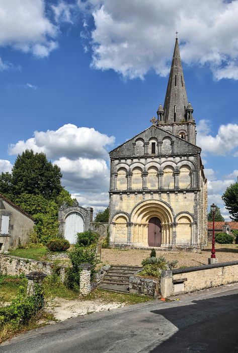 Eglise : Monument funéraire des familles Lajeunie, Warin, Champagne et Papillaud situé dans le cimetière ccontre la façade latérale nord, vue générale