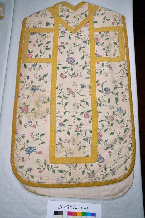 Ornement liturgique n° 5 (crème et or, fleurs des champs) : Chasuble (dos)
