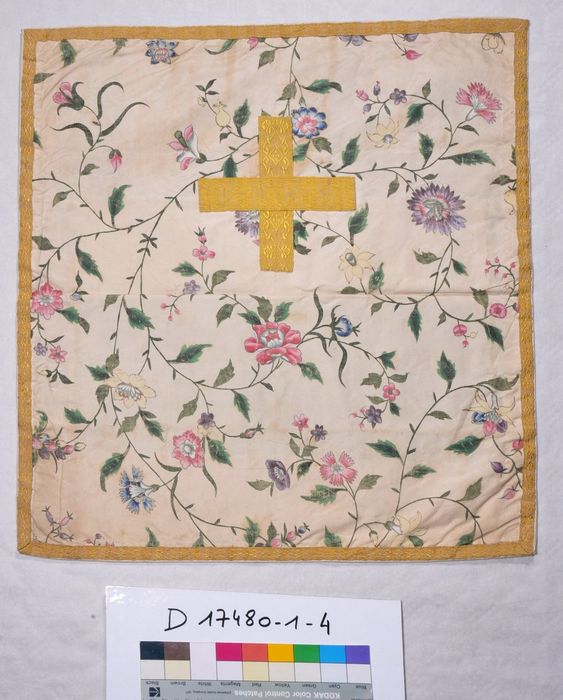 Ornement liturgique n° 5 (crème et or, fleurs des champs) : Voile du calice (face)