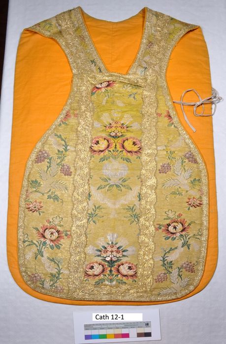 Ornement liturgique n° 13 (doré, galons fils d'or et pivoines) : Chasuble (face)