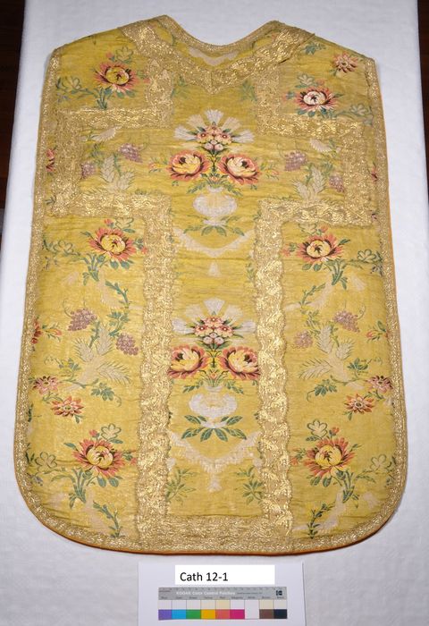 Ornement liturgique n° 13 (doré, galons fils d'or et pivoines) : Chasuble (dos)