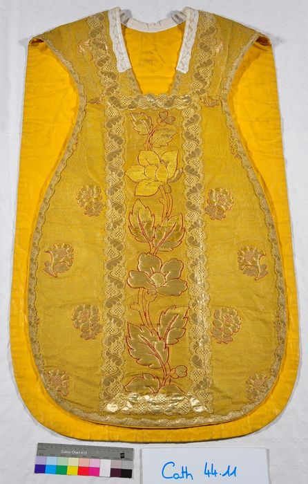 Ornement liturgique n° 14 (doré, brocard d'or) : Chasuble (face)