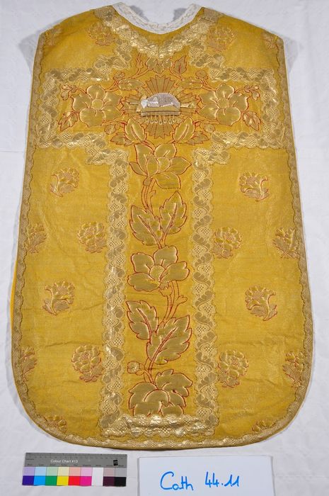 Ornement liturgique n° 14 (doré, brocard d'or) : Chasuble (dos)