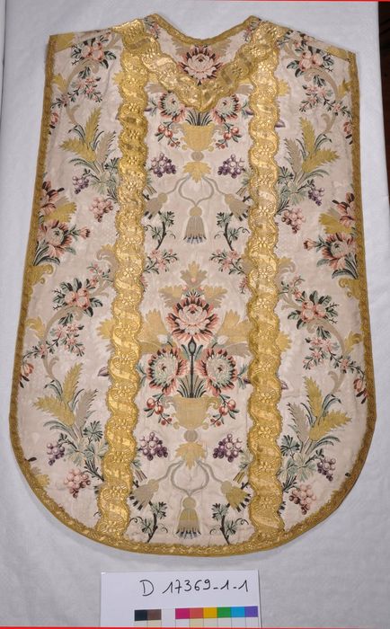 Ornement liturgique n° 18 (bouquets de fleurs) : Chasuble (face) - © Ministère de la Culture (France), Direction Régionale des Affaires Culturelles de Nouvelle Aquitaine, tous droits réservés