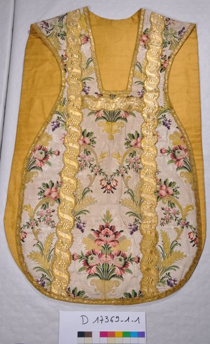 Ornement liturgique n° 18 (bouquets de fleurs) : Chasuble (dos) - © Ministère de la Culture (France), Direction Régionale des Affaires Culturelles de Nouvelle Aquitaine, tous droits réservés