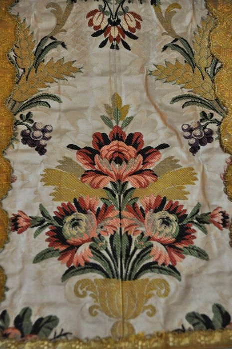 Ornement liturgique n° 18 (bouquets de fleurs) : Chasuble, détail - © Ministère de la Culture (France), Direction Régionale des Affaires Culturelles de Nouvelle Aquitaine, tous droits réservés
