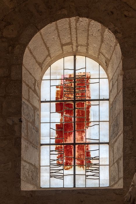 Eglise de Saint-Sauveur-de-Givre-en-Mai : Détail d'une verrière contemporaine