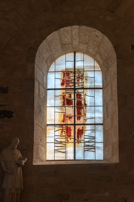 Eglise de Saint-Sauveur-de-Givre-en-Mai : Détail d'une verrière contemporaine