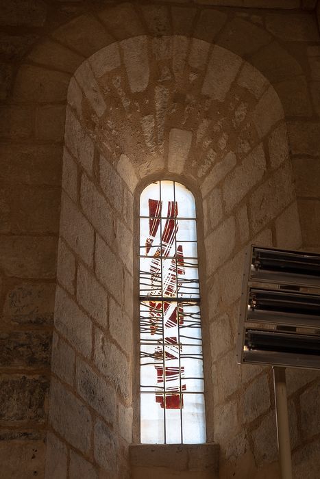 Eglise de Saint-Sauveur-de-Givre-en-Mai : Détail d'une verrière contemporaine