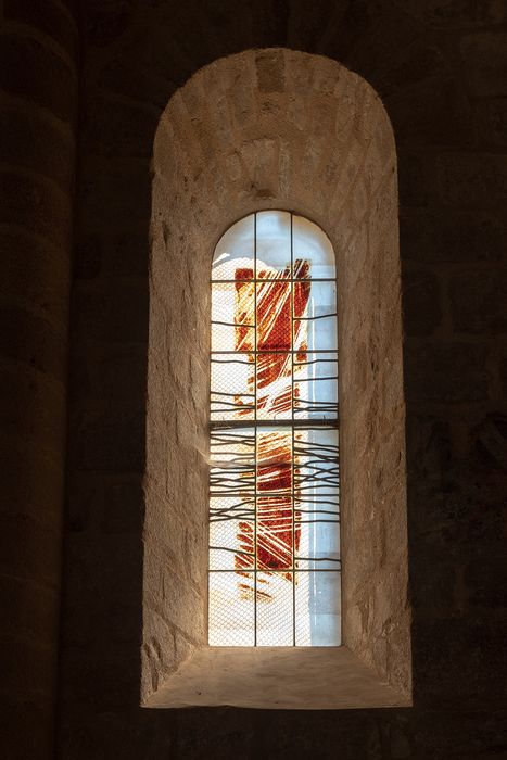 Eglise de Saint-Sauveur-de-Givre-en-Mai : Détail d'une verrière contemporaine