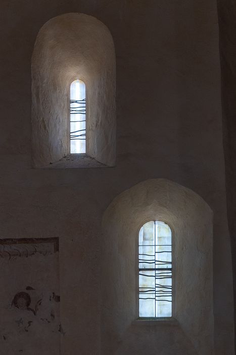 Eglise de Saint-Sauveur-de-Givre-en-Mai : Détail de deux verrières contemporaines