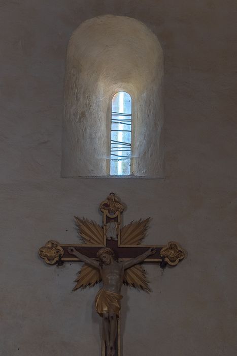 Eglise de Saint-Sauveur-de-Givre-en-Mai : Détail d'une verrière contemporaine