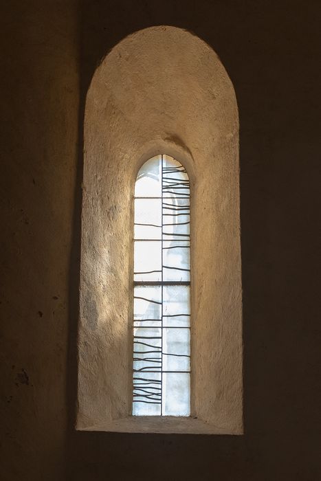 Eglise de Saint-Sauveur-de-Givre-en-Mai : Détail d'une verrière contemporaine