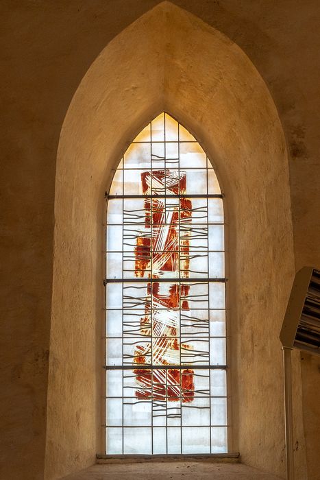 Eglise de Saint-Sauveur-de-Givre-en-Mai : Détail d'une verrière contemporaine