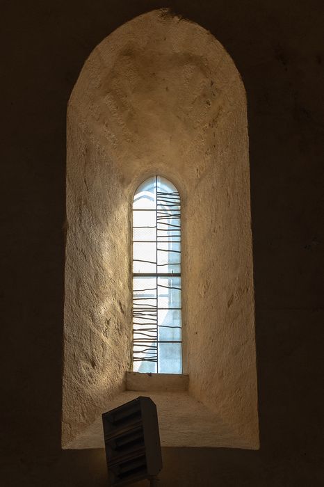 Eglise de Saint-Sauveur-de-Givre-en-Mai : Détail d'une verrière contemporaine