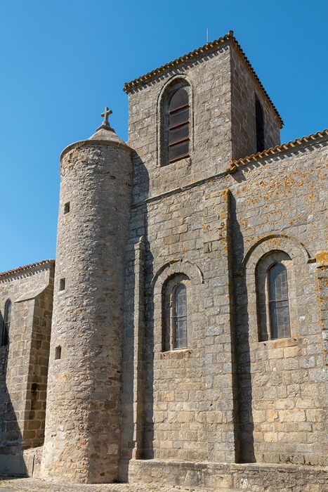 Eglise de Saint-Sauveur-de-Givre-en-Mai : Façade latérale sud, vue partielle